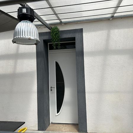 شقة Aux 3 Domaines T2 Avec Terrasse Hyères المظهر الخارجي الصورة